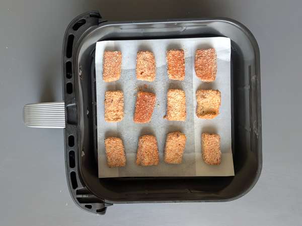 Crispy tofu nuggets and Thai-style green beans made in an Air Fryer - Preparation step 5