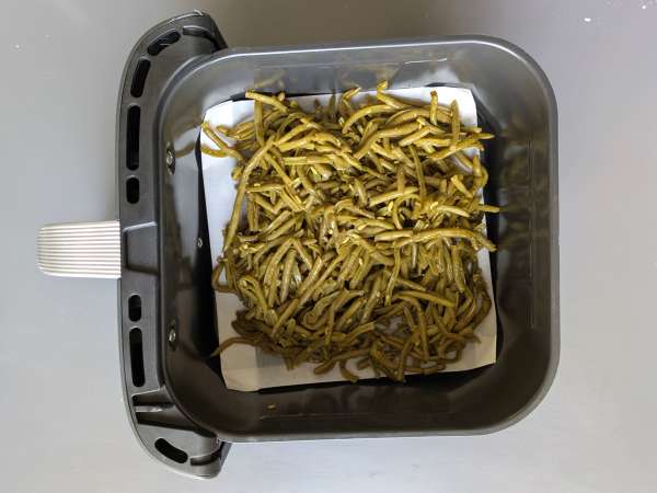 Crispy tofu nuggets and Thai-style green beans made in an Air Fryer - Preparation step 7