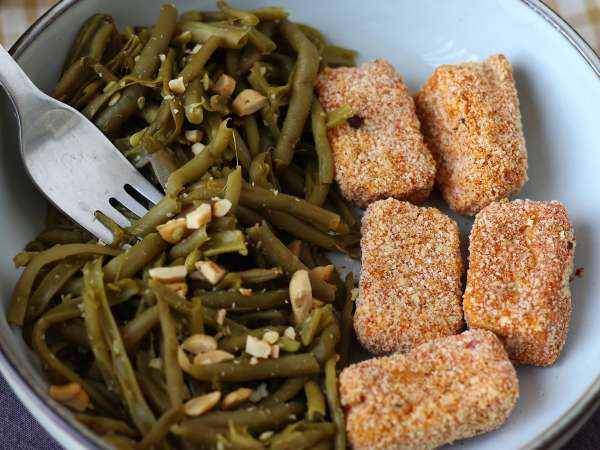 Crispy tofu nuggets and Thai-style green beans made in an Air Fryer - Preparation step 8