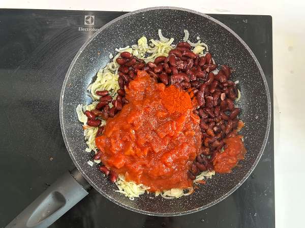 Simmered red beans with tomatoes and roasted feta - Preparation step 2