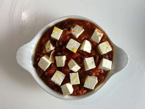 Simmered red beans with tomatoes and roasted feta - Preparation step 3