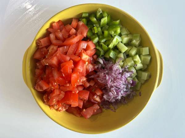Lentil, feta, and edamame salad with crunchy vegetables - Preparation step 1