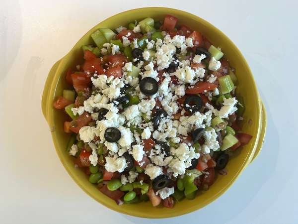 Lentil, feta, and edamame salad with crunchy vegetables - Preparation step 5