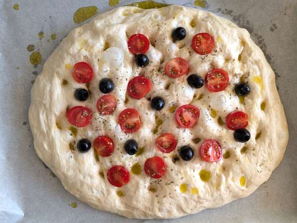 Thick, fluffy focaccia with cherry tomatoes, olives, and oregano - Preparation step 11