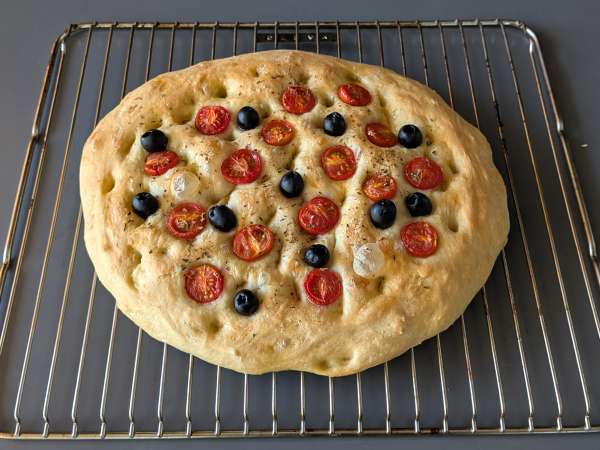 Thick, fluffy focaccia with cherry tomatoes, olives, and oregano - Preparation step 13