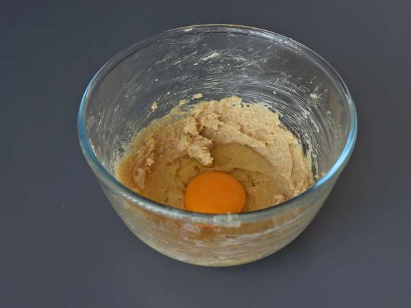 Chocolate cookie bars that are both soft and crunchy - Preparation step 2
