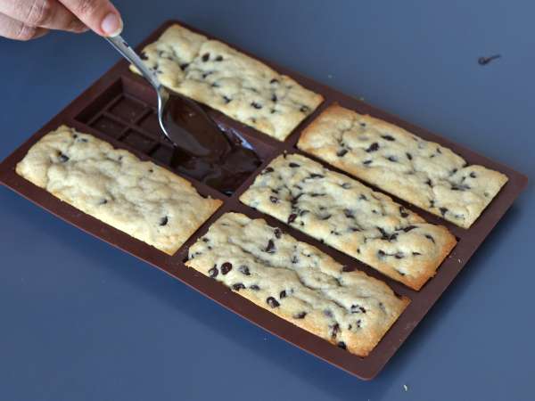 Chocolate cookie bars that are both soft and crunchy - Preparation step 7