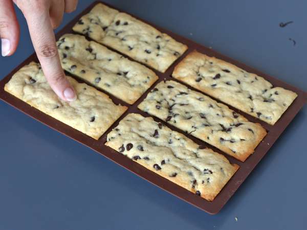 Chocolate cookie bars that are both soft and crunchy - Preparation step 8