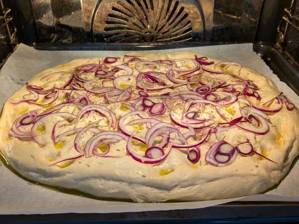 Rustic Focaccia with Onion and Rosemary - Preparation step 11