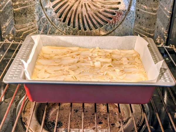 Easy, Moist Pear and Almond Cake - Preparation step 8
