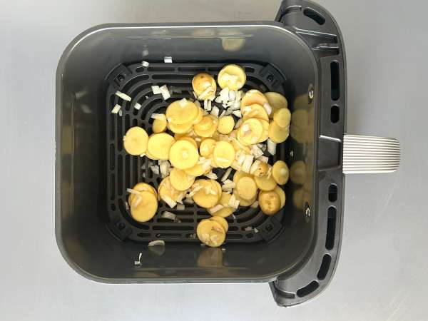 Air Fryer-cooked hake with white wine sauce, potatoes, and vegetables - Preparation step 2