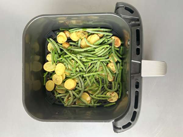 Air Fryer-cooked hake with white wine sauce, potatoes, and vegetables - Preparation step 3