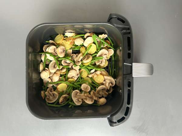 Air Fryer-cooked hake with white wine sauce, potatoes, and vegetables - Preparation step 4