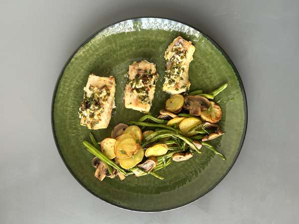 Air Fryer-cooked hake with white wine sauce, potatoes, and vegetables - Preparation step 7