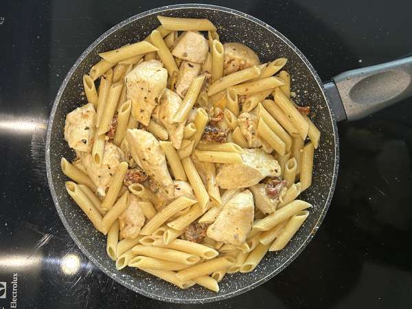 Marry me chicken pasta: creamy pasta with chicken, sun-dried tomatoes, and parmesan - Preparation step 10