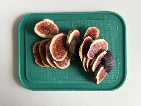 Thin-crust tart with figs, brie, and walnuts - Preparation step 2