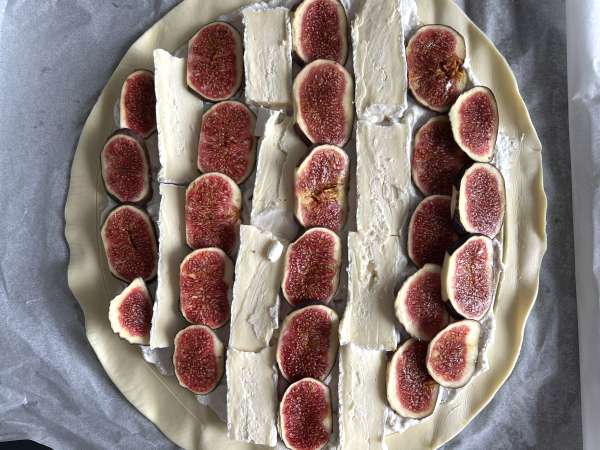 Thin-crust tart with figs, brie, and walnuts - Preparation step 6