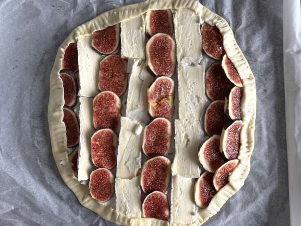 Thin-crust tart with figs, brie, and walnuts - Preparation step 7