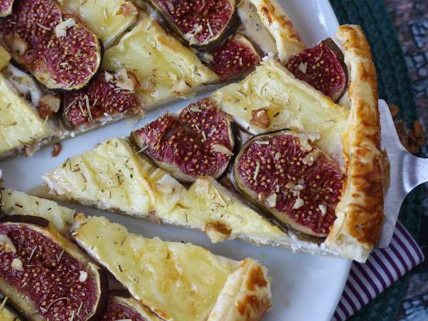 Thin-crust tart with figs, brie, and walnuts - Preparation step 8