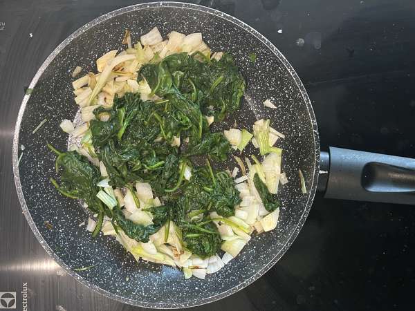 Crustless quiche with spinach and Gouda - Preparation step 2