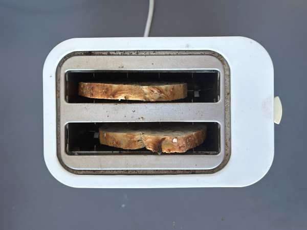 Avocado and cottage cheese toast with spiced honey - Preparation step 1