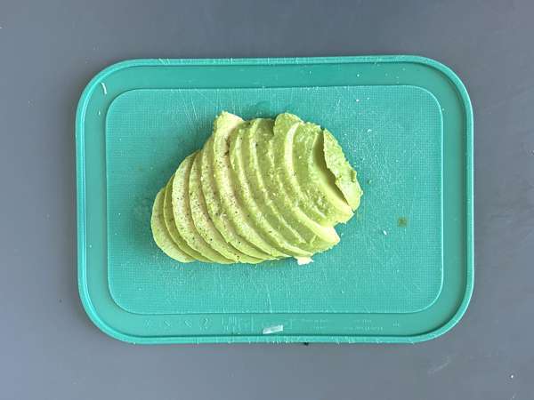 Avocado and cottage cheese toast with spiced honey - Preparation step 2