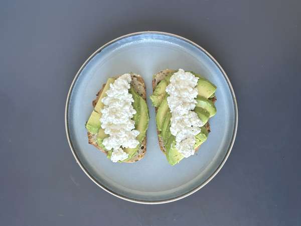 Avocado and cottage cheese toast with spiced honey - Preparation step 3