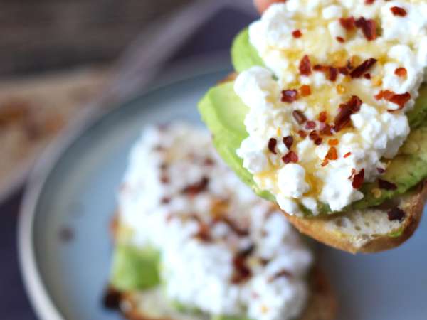 Avocado and cottage cheese toast with spiced honey - Preparation step 4