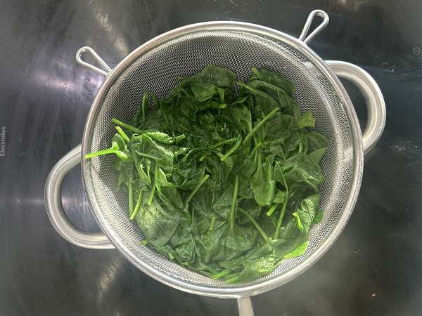Vegetarian Lasagna with Spinach and Tofu Made in an Air Fryer - Preparation step 1
