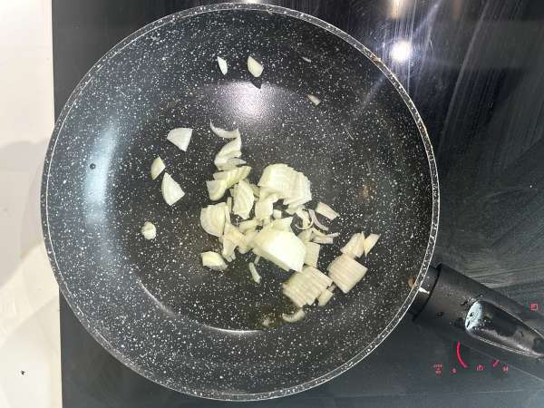Crustless quiche with salmon, spinach, and cottage cheese - Preparation step 1