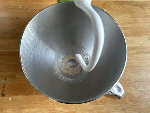 Zwiebelkuchen: the German onion tart with tender onions and bacon - Preparation step 1
