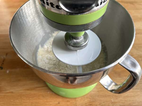 Zwiebelkuchen: the German onion tart with tender onions and bacon - Preparation step 2