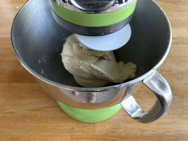 Zwiebelkuchen: the German onion tart with tender onions and bacon - Preparation step 3