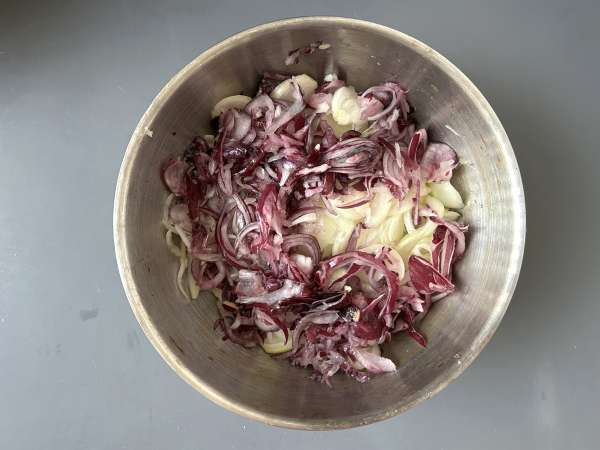 Zwiebelkuchen: the German onion tart with tender onions and bacon - Preparation step 4
