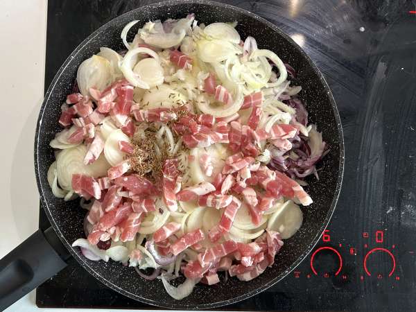 Zwiebelkuchen: the German onion tart with tender onions and bacon - Preparation step 5