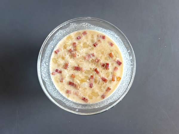 Zwiebelkuchen: the German onion tart with tender onions and bacon - Preparation step 7