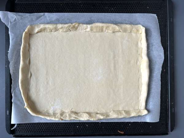 Zwiebelkuchen: the German onion tart with tender onions and bacon - Preparation step 8