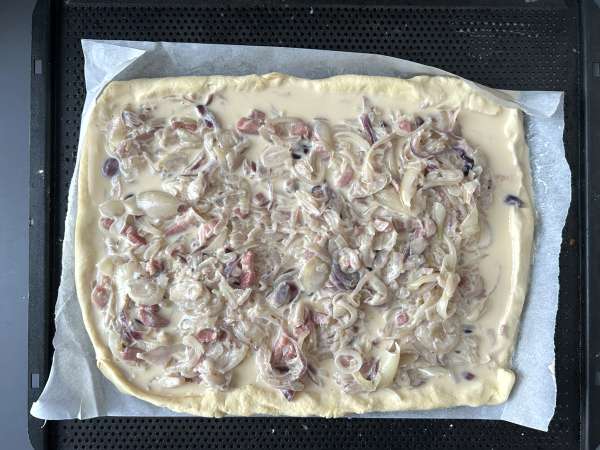 Zwiebelkuchen: the German onion tart with tender onions and bacon - Preparation step 9