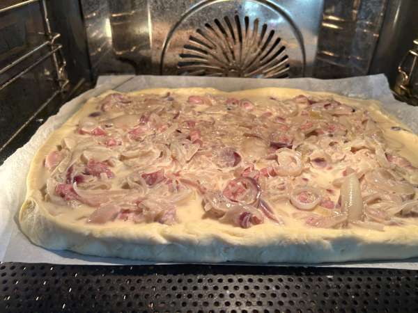 Zwiebelkuchen: the German onion tart with tender onions and bacon - Preparation step 10