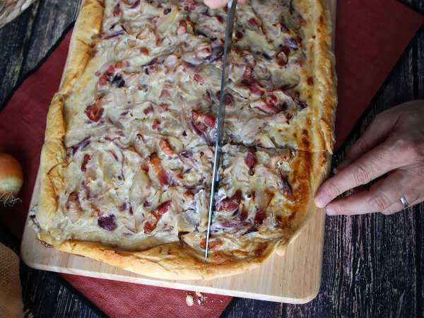 Zwiebelkuchen: the German onion tart with tender onions and bacon - Preparation step 11