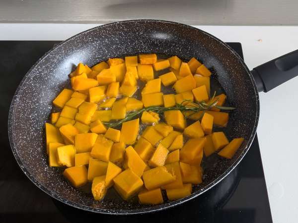 Baked pasta with pumpkin, mushrooms, and béchamel sauce - Preparation step 2