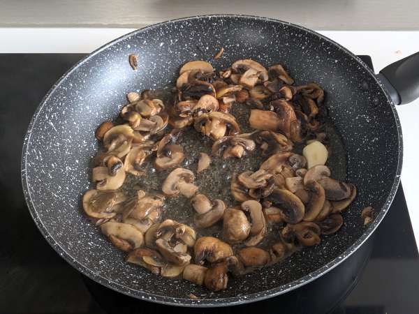 Baked pasta with pumpkin, mushrooms, and béchamel sauce - Preparation step 3
