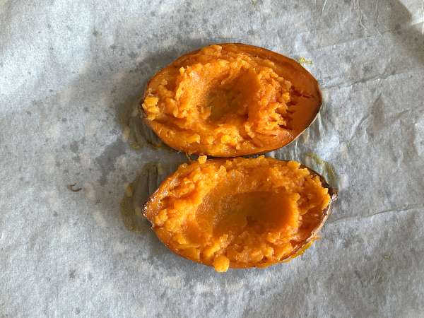 Roasted sweet potato with egg, feta, honey, and walnuts - Preparation step 2