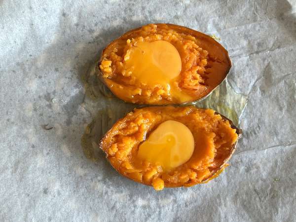 Roasted sweet potato with egg, feta, honey, and walnuts - Preparation step 3