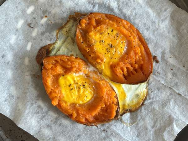 Roasted sweet potato with egg, feta, honey, and walnuts - Preparation step 4
