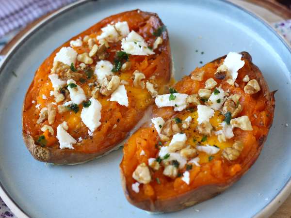 Roasted sweet potato with egg, feta, honey, and walnuts - Preparation step 5