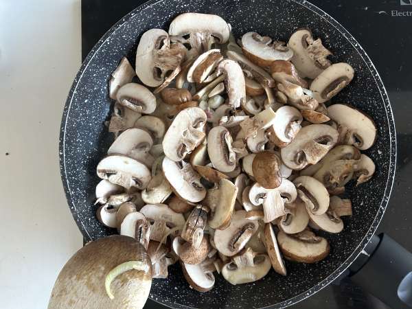 Mushroom and grated cheese grilled cheese - Preparation step 3