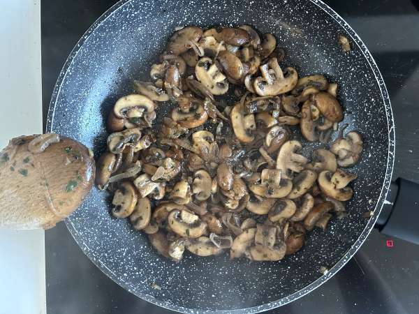 Mushroom and grated cheese grilled cheese - Preparation step 4