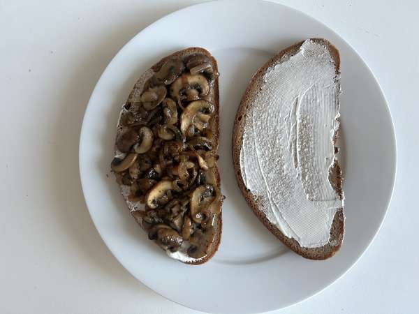 Mushroom and grated cheese grilled cheese - Preparation step 7