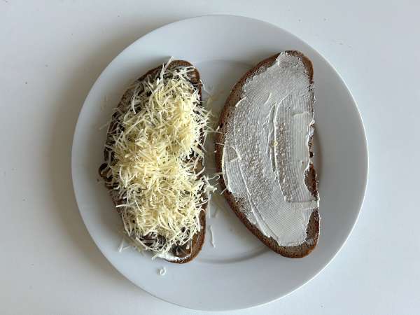 Mushroom and grated cheese grilled cheese - Preparation step 8